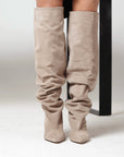 Stivale alto con tacco in camoscio taupe - Jennifer