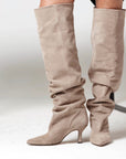 Stivale alto con tacco in camoscio taupe - Jennifer