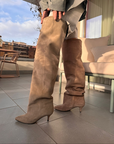 Stivale alto al ginocchio con tacco in camoscio taupe - Mersia Evolution New SS25