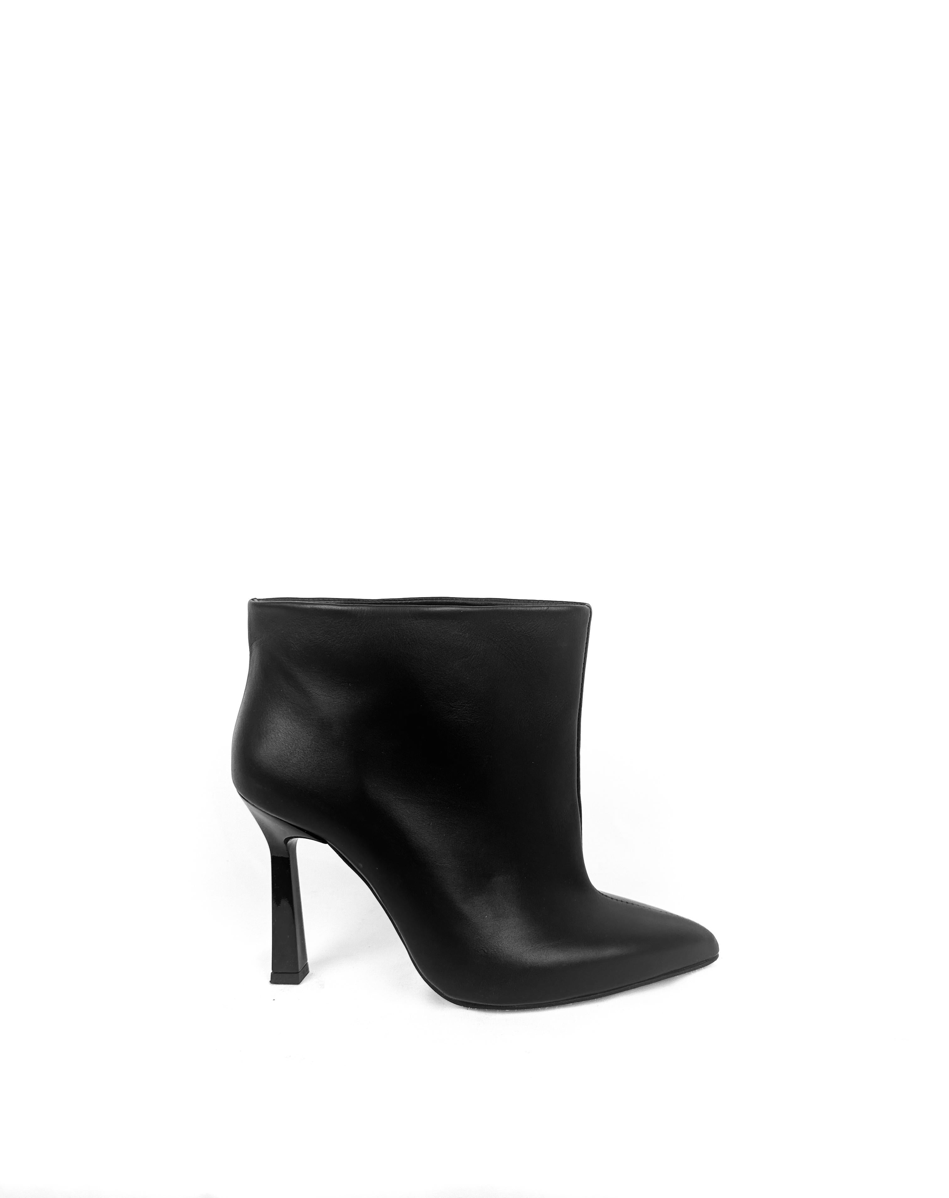 Stivaletto a punta da donna in camoscio nero con cerniera interna e puntale in vernice nera tacco 2 Stivaletto a punta da donna in camoscio nero con cerniera interna e puntale in vernice nera tacco 2