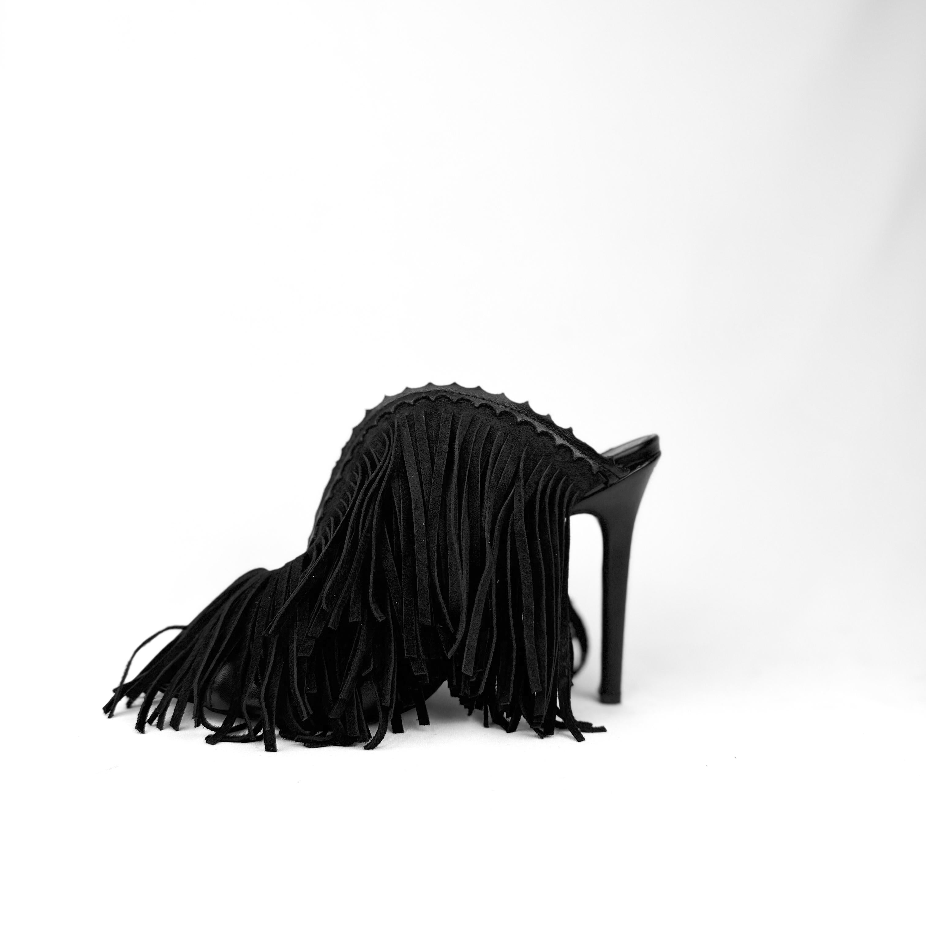 Sabot con punta aperta quadrata e frange in camoscio nero Diana New