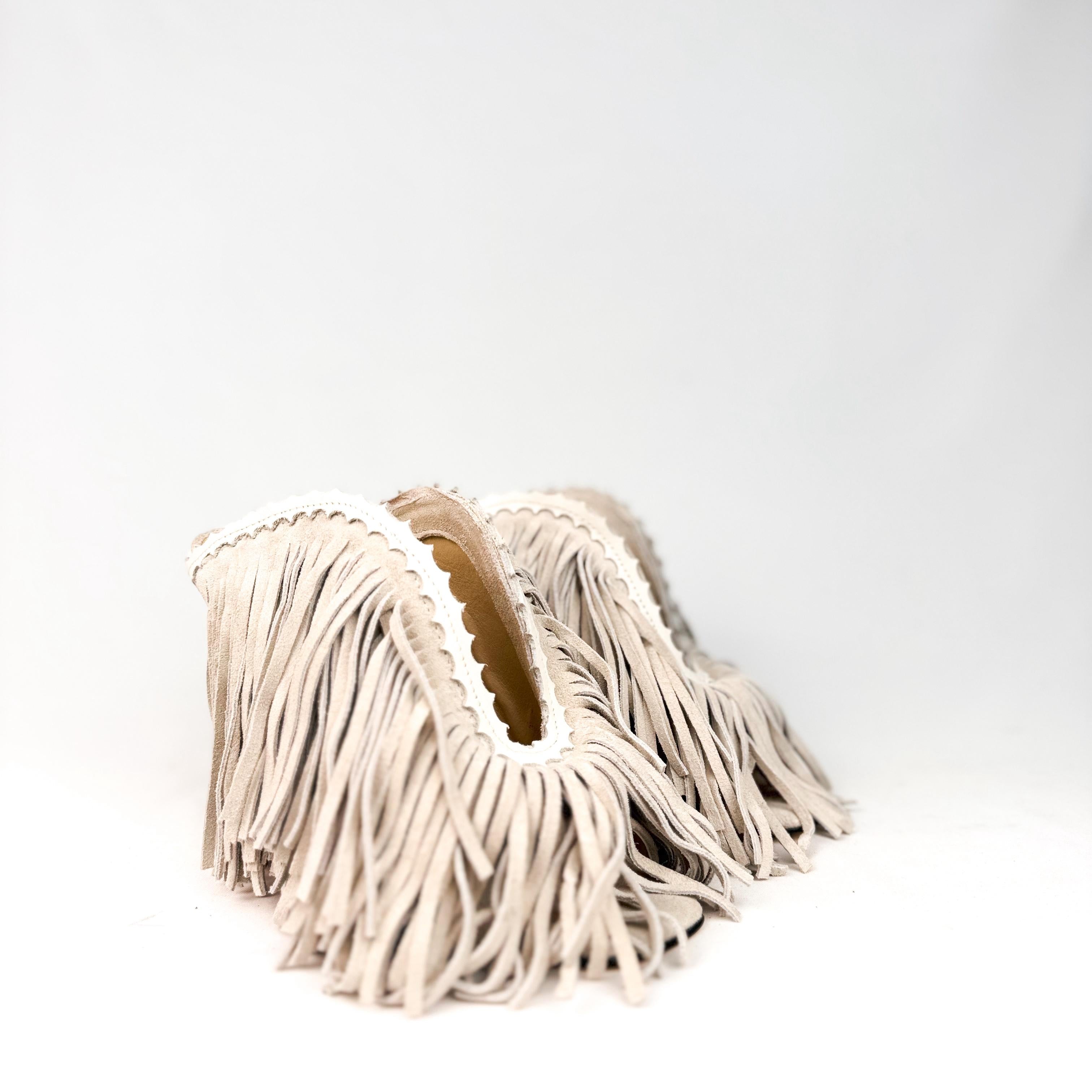 Sabot con punta aperta quadrata e frange in camoscio beige Diana New