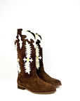 Stivale con ricami e disegni in camoscio marrone - Megan SS25