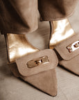 Sandalo con dettagli oro in camoscio taupe - Egypt New SS25