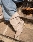 Stivaletto con piega e frange in camoscio taupe - Suele fringe New