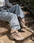 Stivaletto con piega e frange in camoscio taupe - Suele fringe New