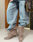 Stivaletto con piega in camoscio taupe - Suele New