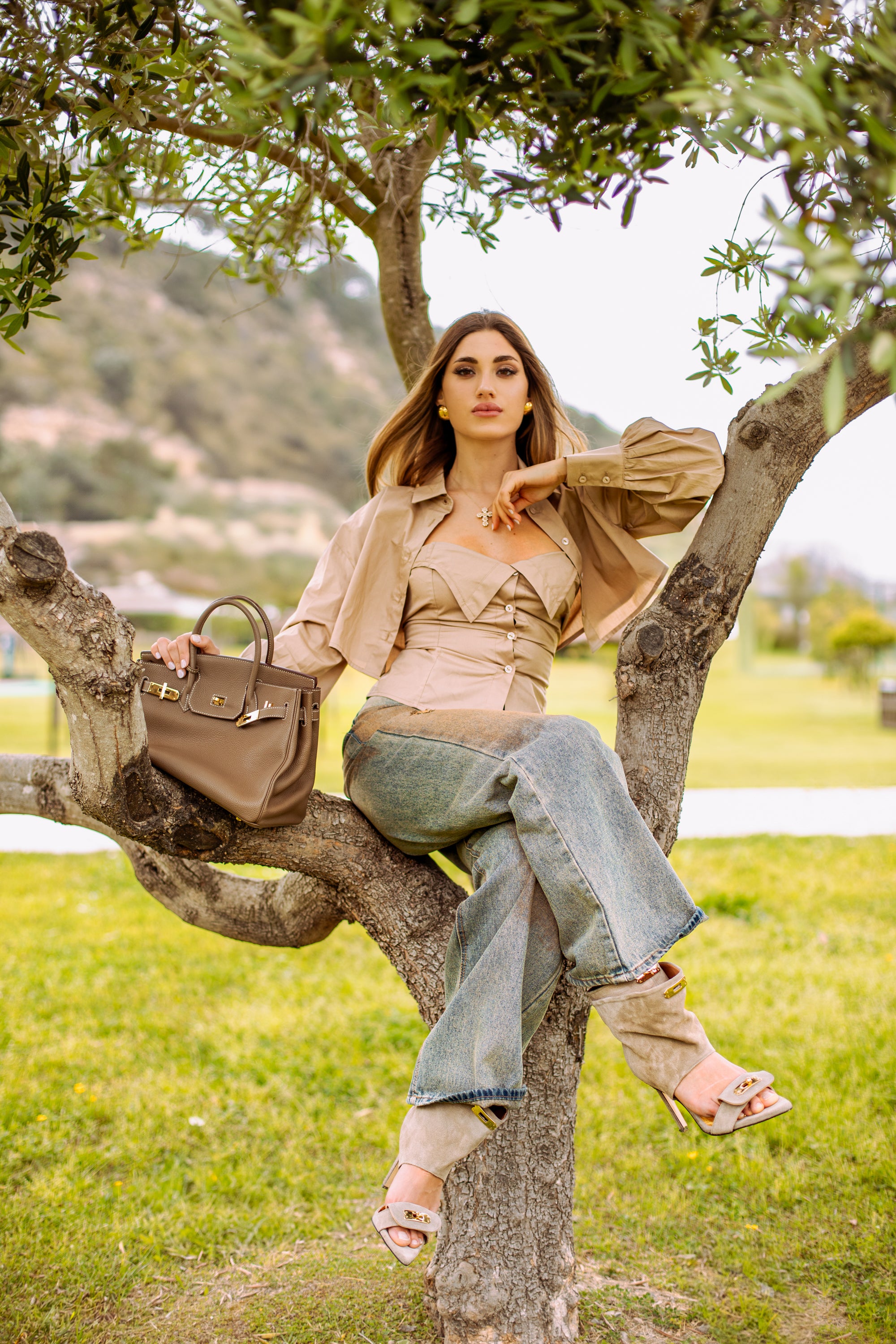 Sandalo con dettagli oro in camoscio taupe - Egypt New SS25