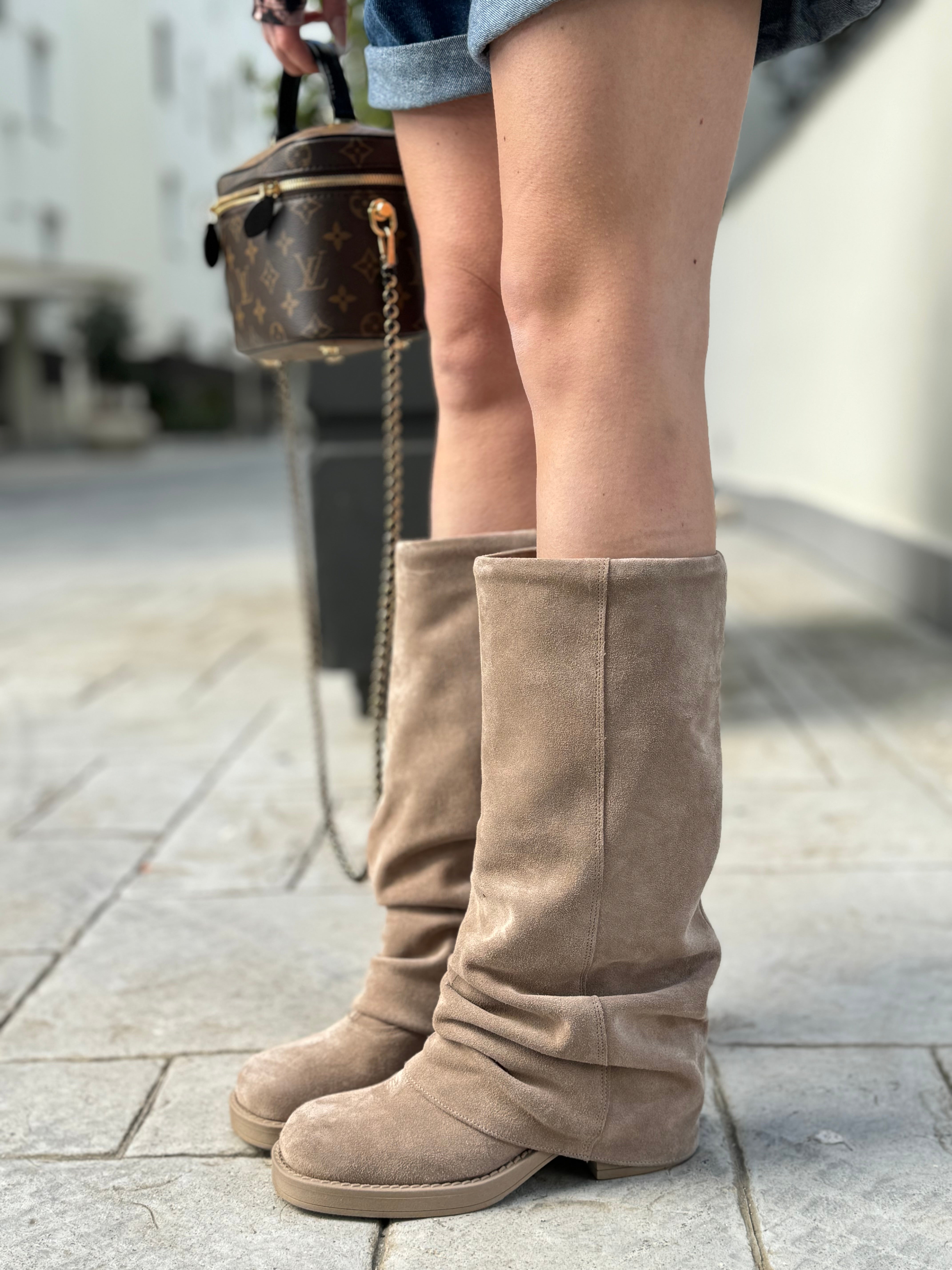 Stivale Da Donna Con Mezza Cerniera In Camoscio Ed Elasticizzato Taupe Tacco 4 3807a169 Stivale Da Donna Con Mezza Cerniera In Camoscio Ed Elasticizzato Taupe Tacco 4 3807a169