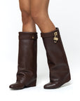 Stivale con piegone in pelle marrone e charm oro - Mina