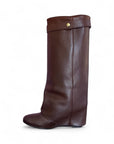 Stivale con piegone in pelle marrone e charm oro - Mina