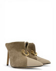 Sabot in camoscio e pelle taupe e dettaglio oro - Charlotte